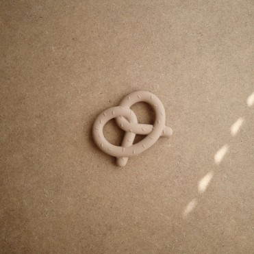 MUSHIE PRETZEL TEETHER